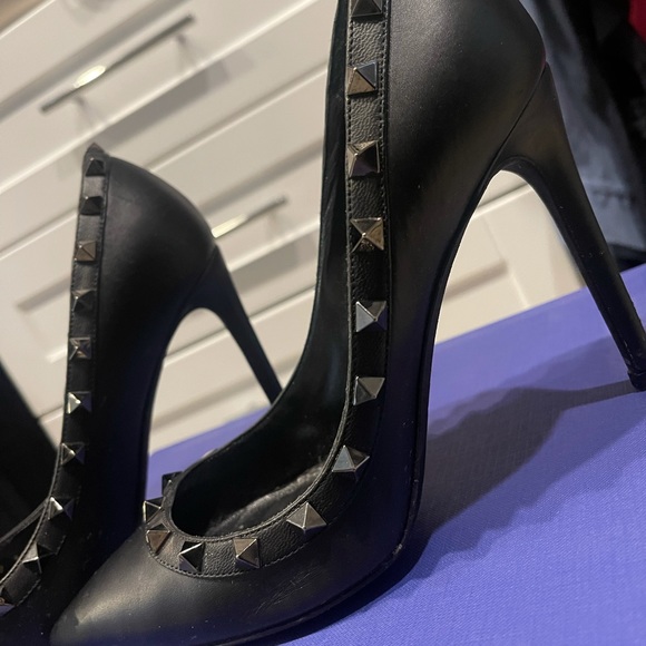 100% Authentic Valentino Noir Rockstud Pumps - 37 - Picture 5 of 12